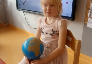 dziewczynka trzyma globus